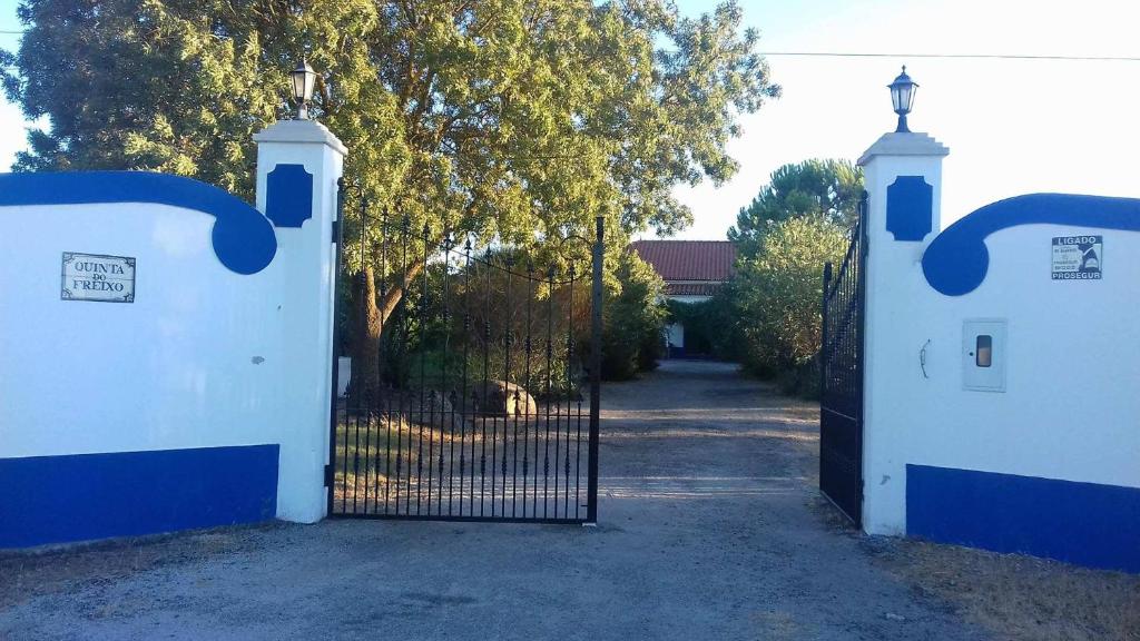 un portail bleu et blanc dans une allée dans l'établissement Quinta do Freixo, à Reguengos de Monsaraz