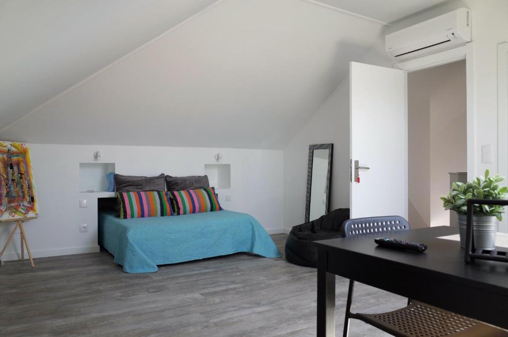 コスタ・ダ・カパリカにあるLisbon Beach Apartments 6のベッドルーム1室(ベッド1台、デスク付)