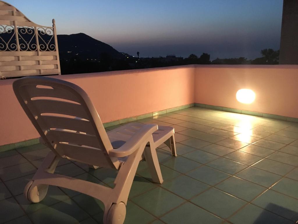 イスキアにあるTerrazza sul tramontoの- バルコニーの上に座る椅子(夜間)