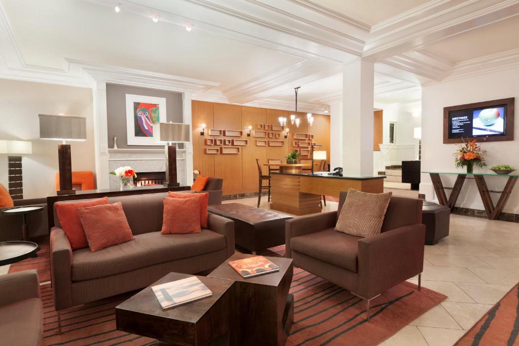 فندق اكزكيتيف فينتيج كورت في سان فرانسيسكو: غرفة معيشة مع أريكة وكراسي وطاولة
