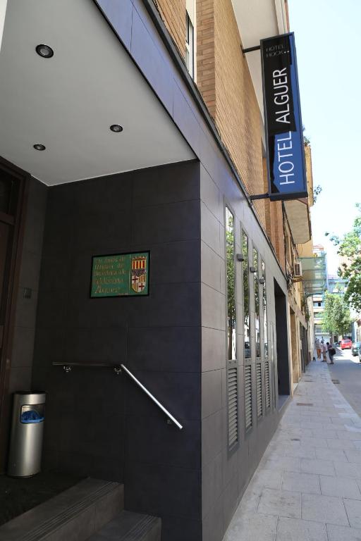ein Gebäude mit einem Schild an der Seite in der Unterkunft Hotel Alguer Camp Nou in Barcelona