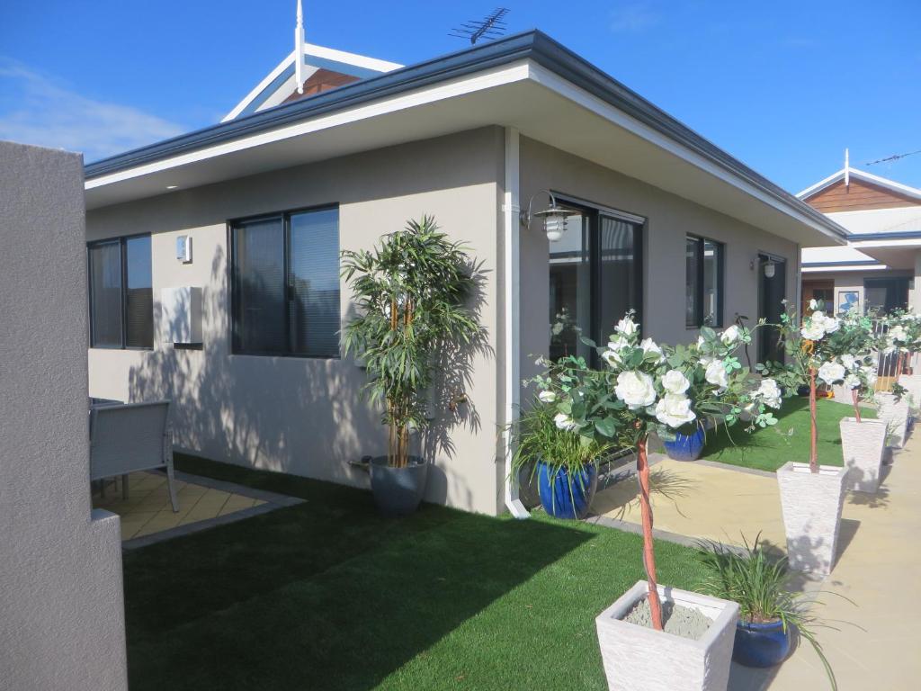 a house with potted plants in front of it at Yunderup Kannie Kottage in South Yunderup