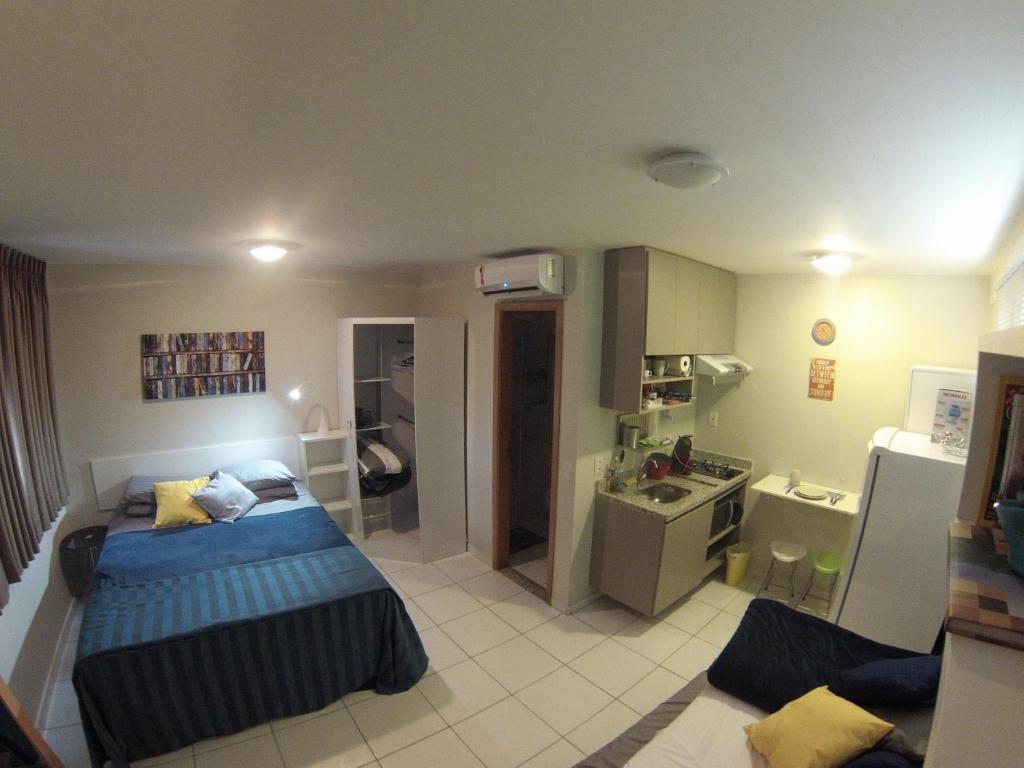 1 dormitorio con 1 cama y baño con lavamanos en Villa Verde Suites Sudoeste, en Brasilia