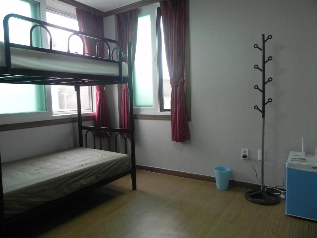 Postel nebo postele na pokoji v ubytování Jeonju International Hostel