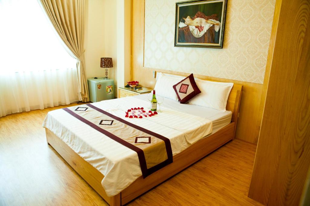 Postel nebo postele na pokoji v ubytování Venus Hotel Ha Noi