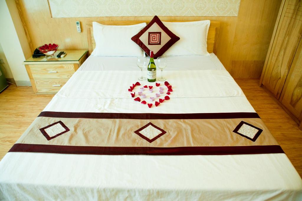 Postel nebo postele na pokoji v ubytování Venus Hotel Ha Noi