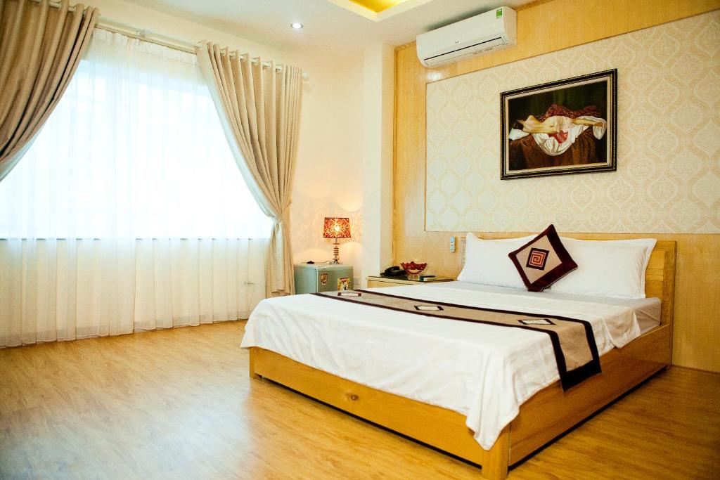 Postel nebo postele na pokoji v ubytování Venus Hotel Ha Noi