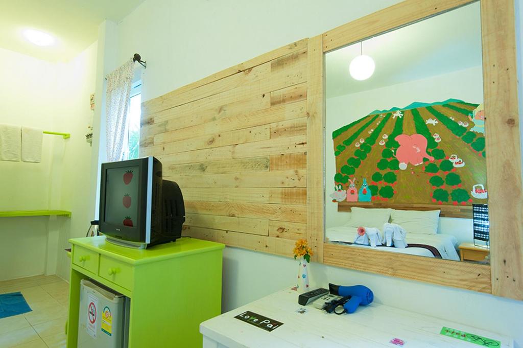 TV a/nebo společenská místnost v ubytování Baan Chokdee Pai Resort