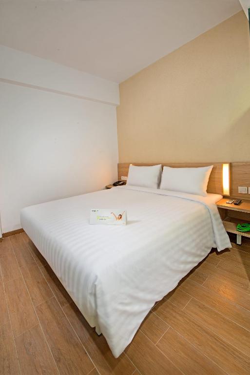Postel nebo postele na pokoji v ubytování Whiz Prime Hotel Pajajaran Bogor