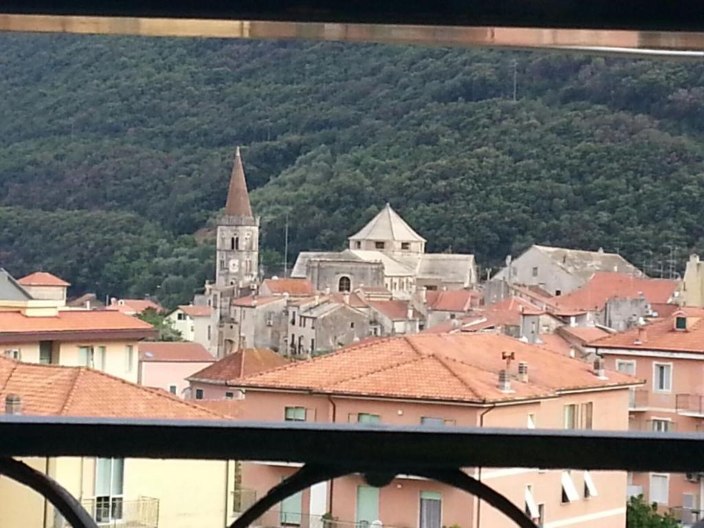 vista su una città con edifici e chiesa di La Dimora del Sole a Finale Ligure