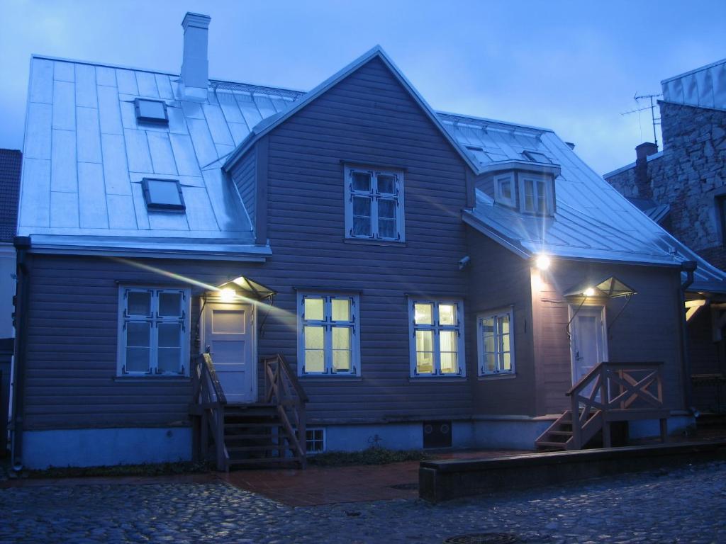 Hoone, kus külalistemaja asub