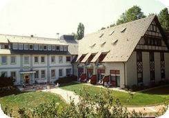 un grand bâtiment blanc avec un toit dans l'établissement Haus Mönter-Meyer, à Bad Laer