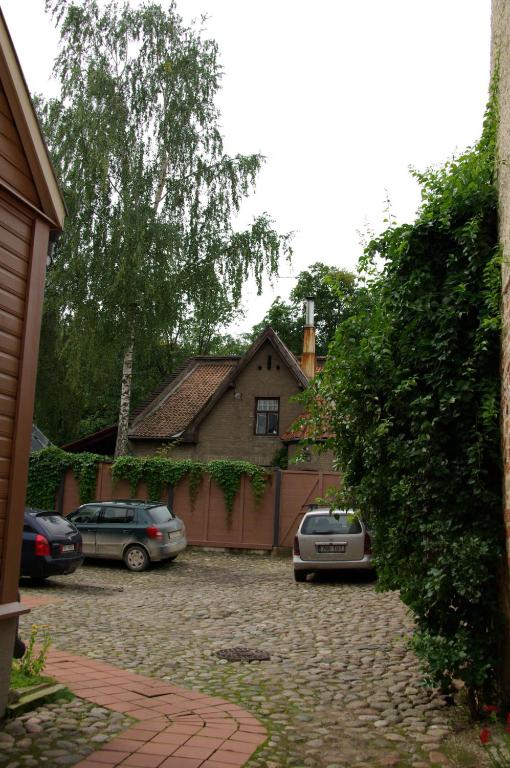 Hoone, kus külalistemaja asub