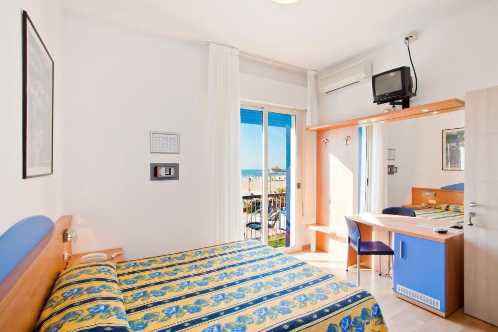 Televízia a/alebo spoločenská miestnosť v ubytovaní Hotel Riviera