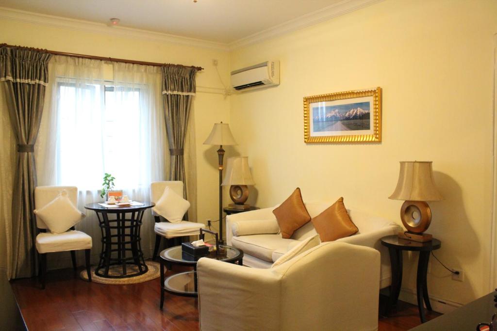Area tempat duduk di Ladoll Service Apartments