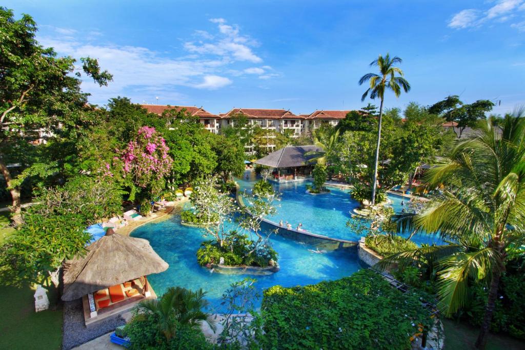 een luchtzicht op een zwembad in een resort bij Novotel Bali Nusa Dua in Nusa Dua