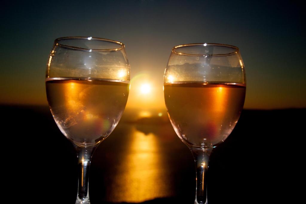 Nápoje v ubytování Santa Rinoula Suites Sea Sunset views Adults only