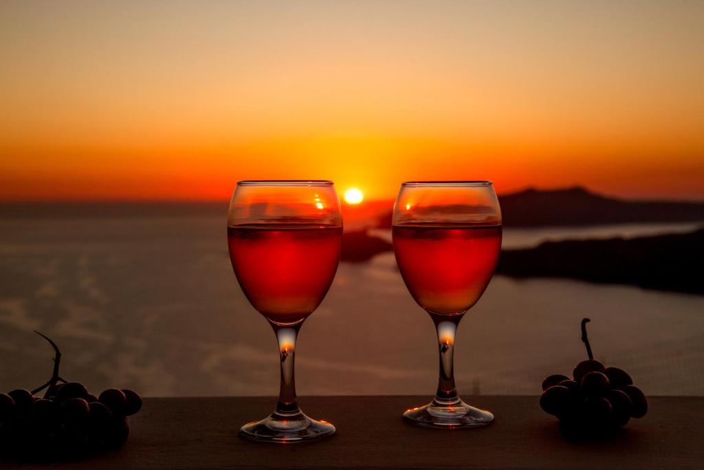 Nápoje v ubytování Santa Rinoula Suites Sea Sunset views Adults only