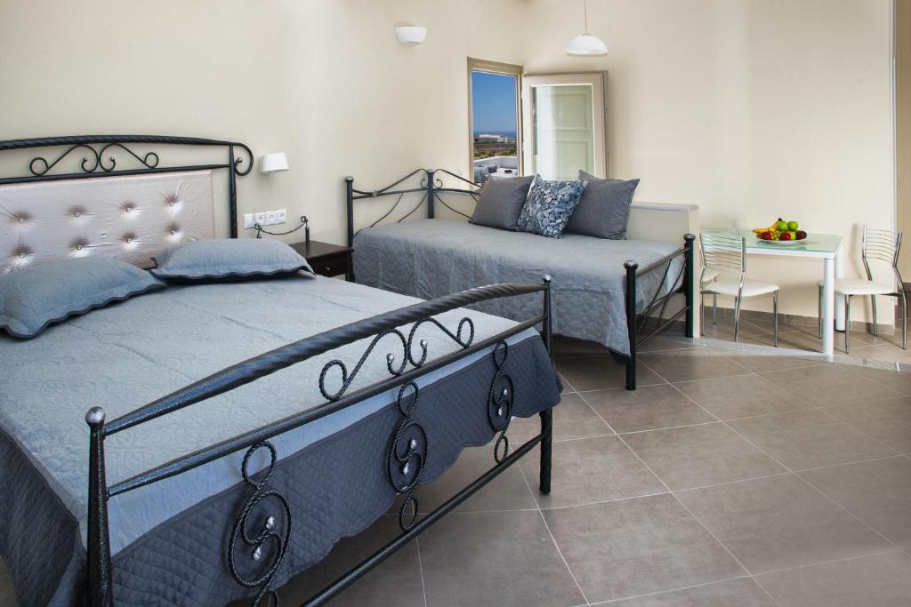 Postel nebo postele na pokoji v ubytování Santa Rinoula Suites Sea Sunset views Adults only