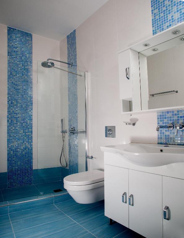 Koupelna v ubytování Santa Rinoula Suites Sea Sunset views Adults only