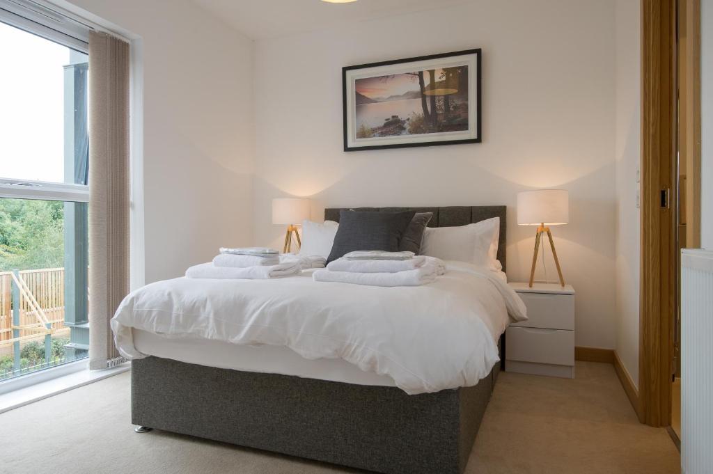 ケンブリッジにあるTailored Stays - Executive Town Houseのベッドルーム1室(大型ベッド1台、枕2つ付)