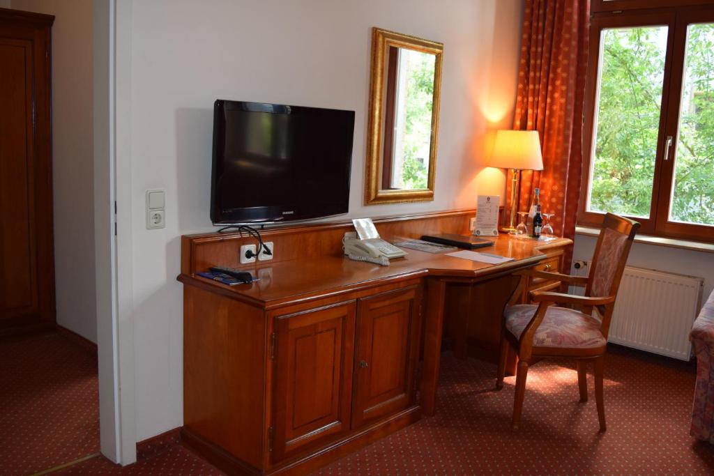TV a/nebo společenská místnost v ubytování Hotel Artushof