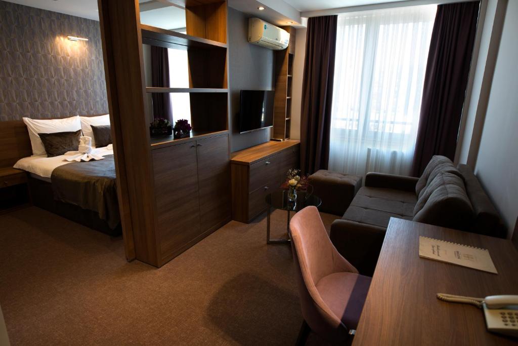 Postel nebo postele na pokoji v ubytování Hotel Kragujevac