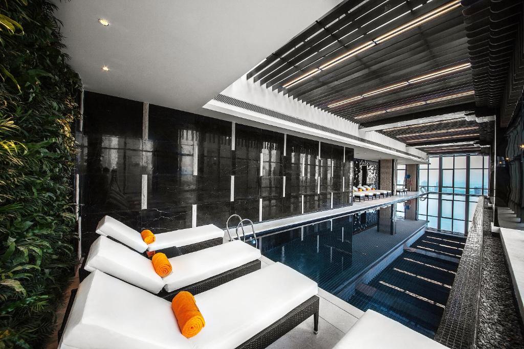 Bazén v ubytování Shenzhen Futian Wyndham Grand nebo v jeho okolí