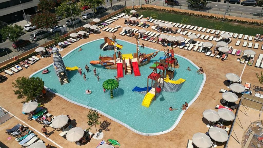 een uitzicht over een zwembad met een waterpark bij Hotel Sorra Daurada Splash in Malgrat de Mar