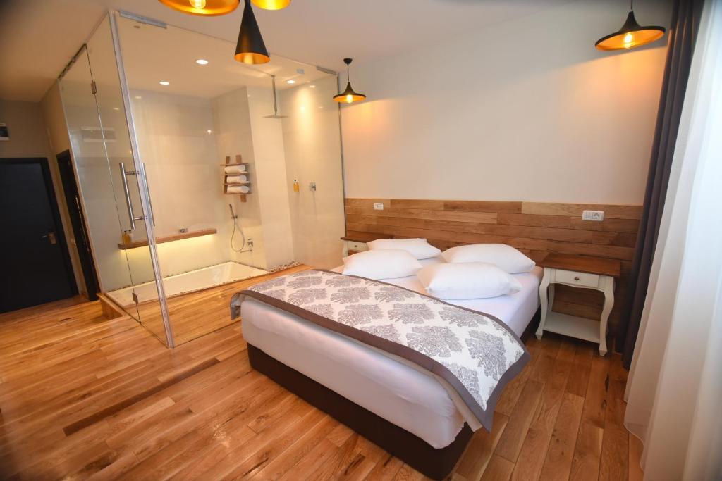 a bedroom with a large bed and a shower at Hotel Europa in Baia Mare