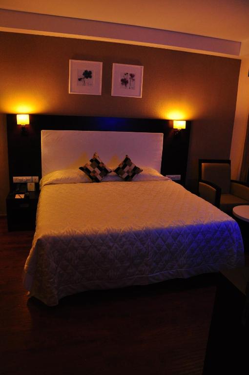Postel nebo postele na pokoji v ubytování Cochin Seaport Hotel