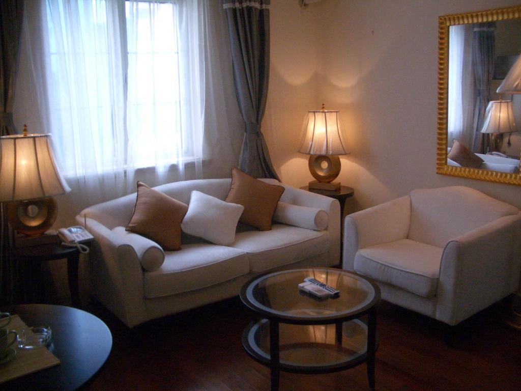 Area tempat duduk di Ladoll Service Apartments