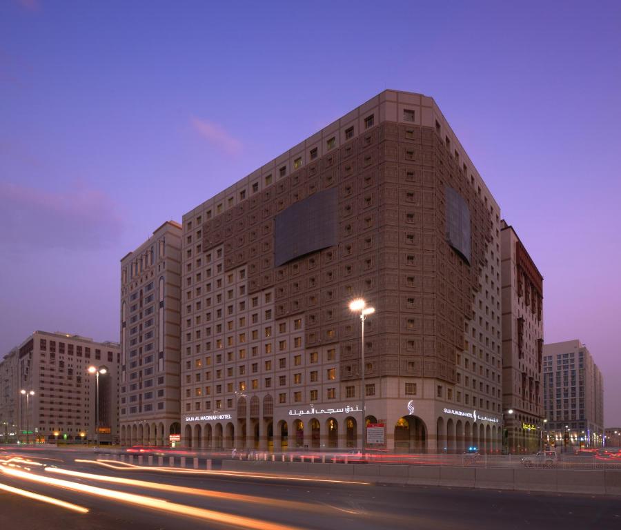 un gran edificio al lado de una calle en Saja Al Madinah en Medina