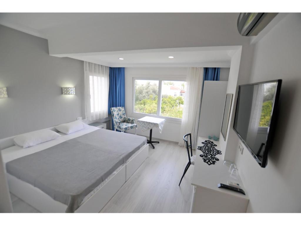 TV a/nebo společenská místnost v ubytování Artunc Hotel Bodrum