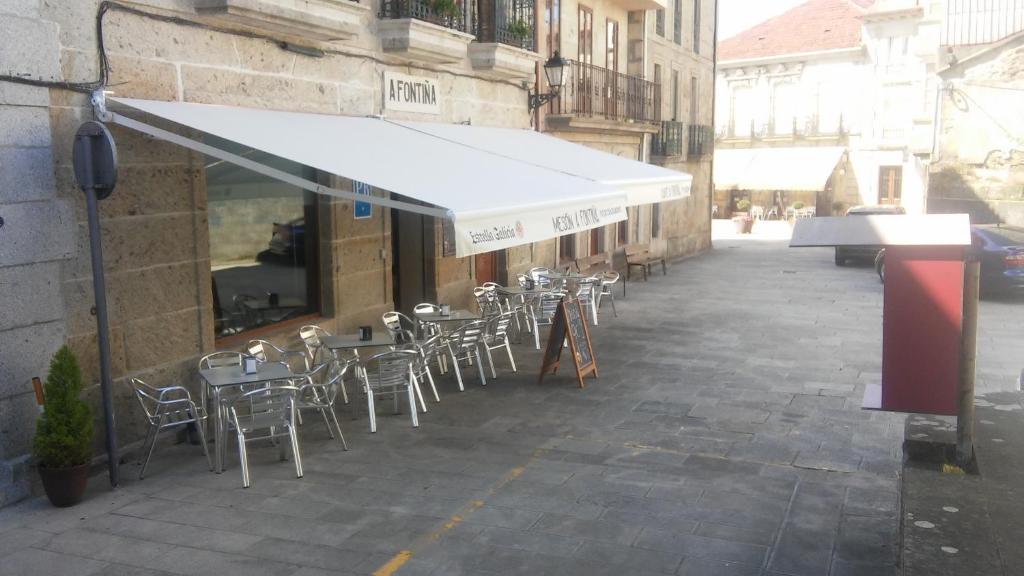 A restaurant or other place to eat at Pension a Fontiña