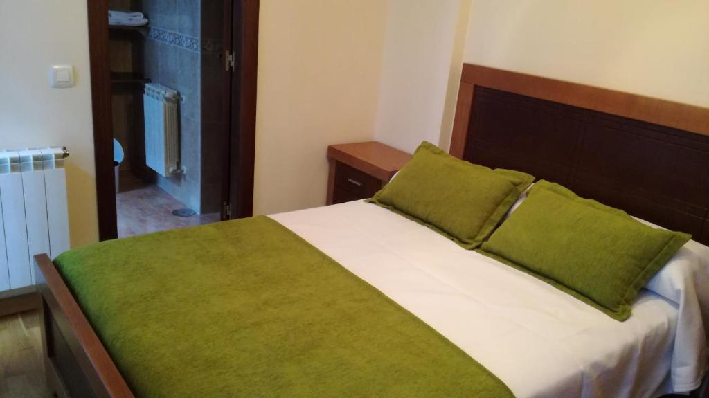 A bed or beds in a room at Pension a Fontiña