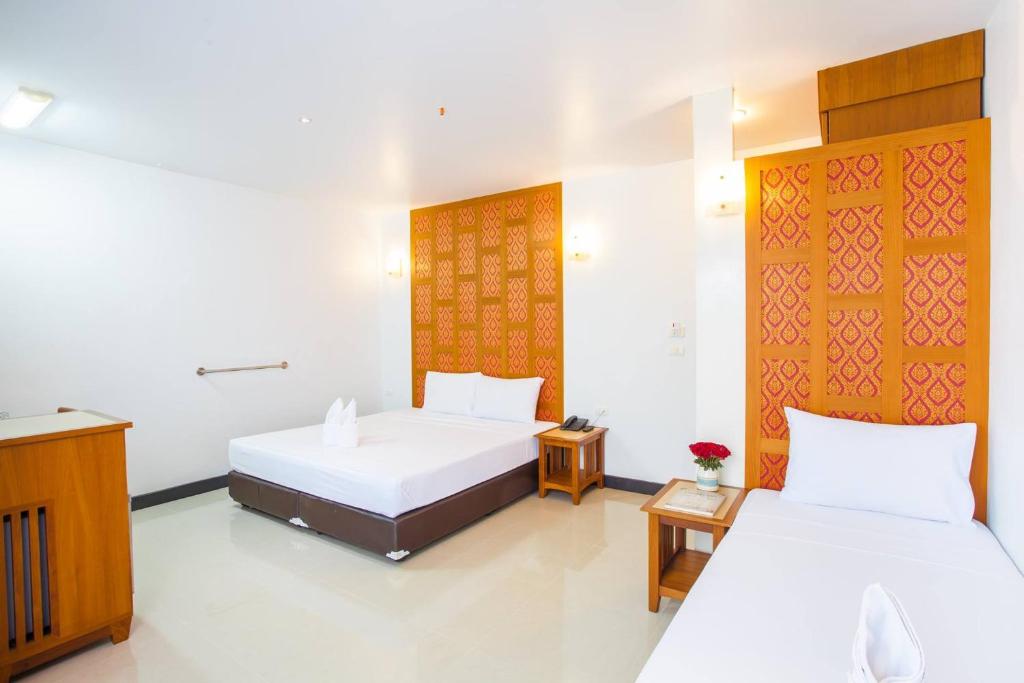 New Siam Palace Ville Hotel - Deluxe Kamer Drievoudige Bedden