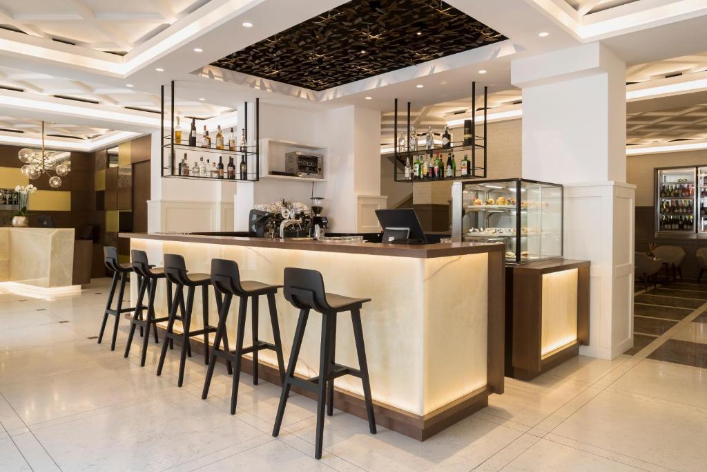Hol lub bar w obiekcie Hotel Europa Splendid