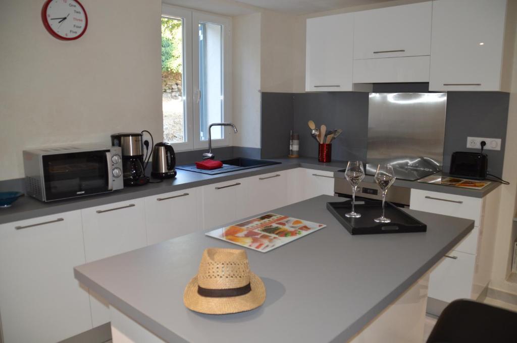 A kitchen or kitchenette at maison corse en balagne