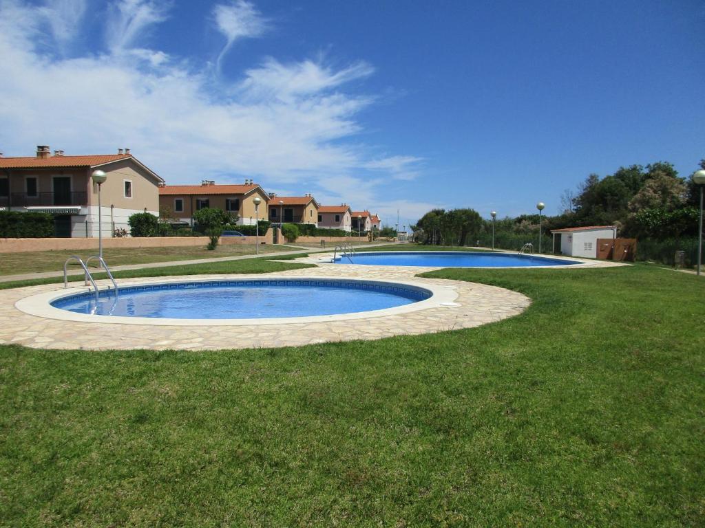 een zwembad in het midden van een tuin bij Casa Mas Pinell 93 in Torroella de Montgrí