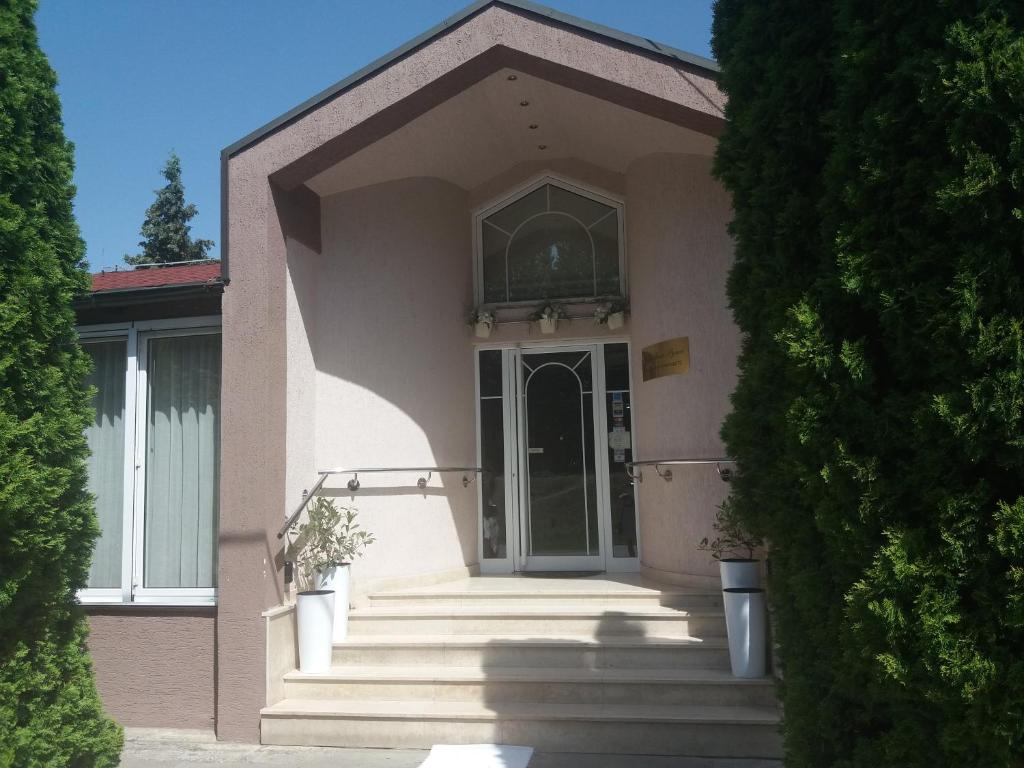 una casa con escaleras que conducen a una puerta en B&B Vila Bela Ruza, en Sremska Mitrovica