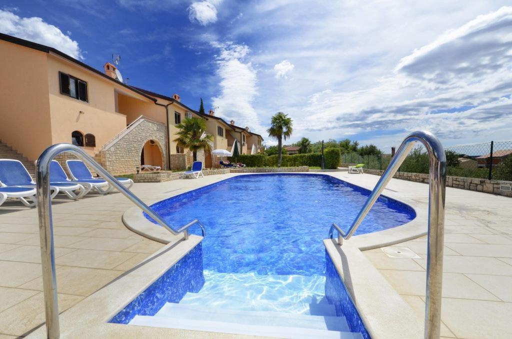 La alberca dentro o cerca de Holiday Home Marina