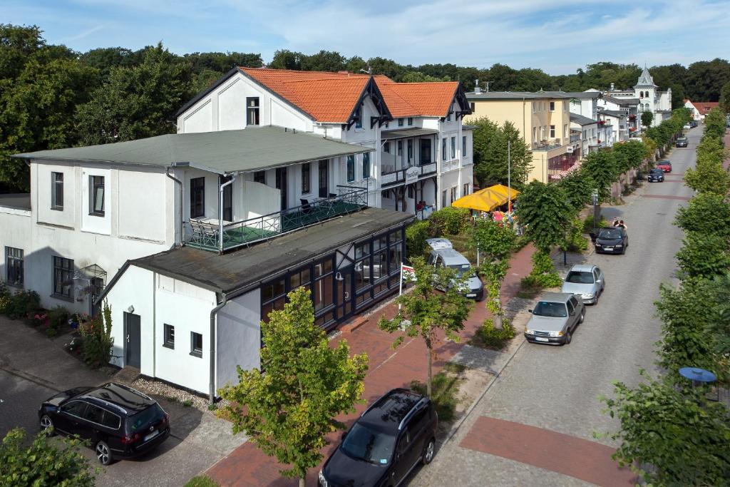 グラール・ミューリッツにあるHaus Grahlの家屋や車が並ぶ通りの空中風景