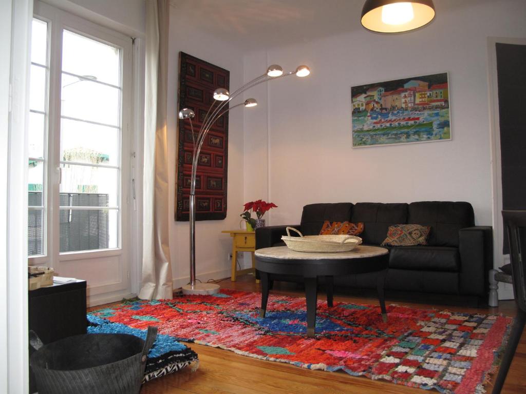 Afbeelding uit fotogalerij van IBERIA 1 appartement T3 à 200 m de la plage avec parking privé in Hendaye