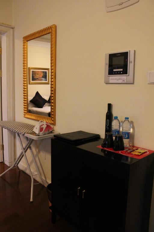 Televisi dan/atau pusat hiburan di Ladoll Service Apartments