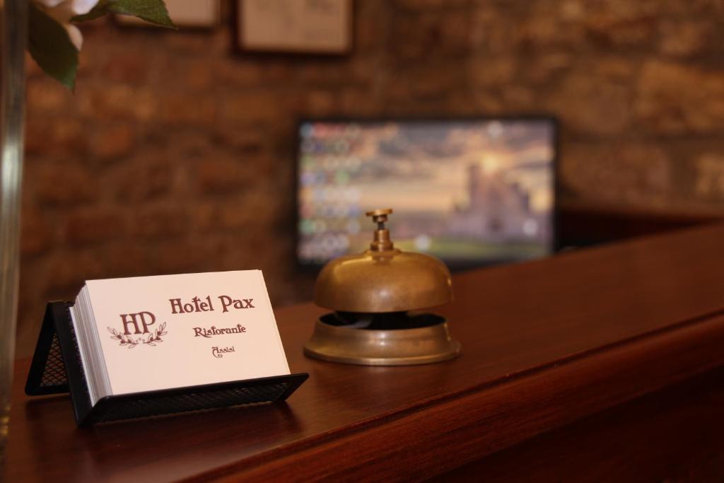 TV a/nebo společenská místnost v ubytování Hotel Pax