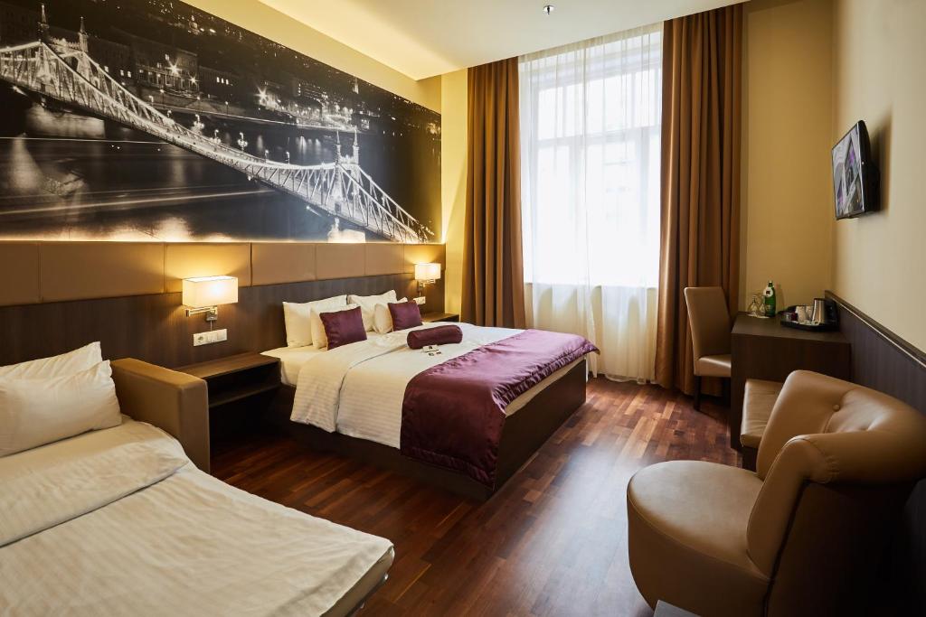 Postel nebo postele na pokoji v ubytování 12 Revay Hotel