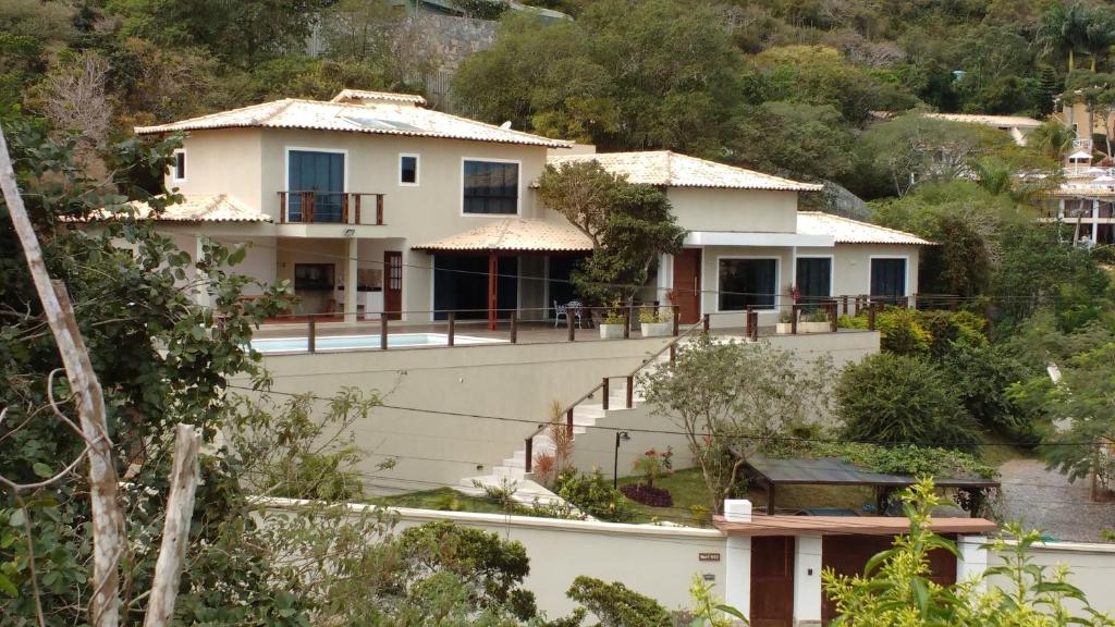 una casa al lado de una colina en Casa Dos Sonhos, en Búzios