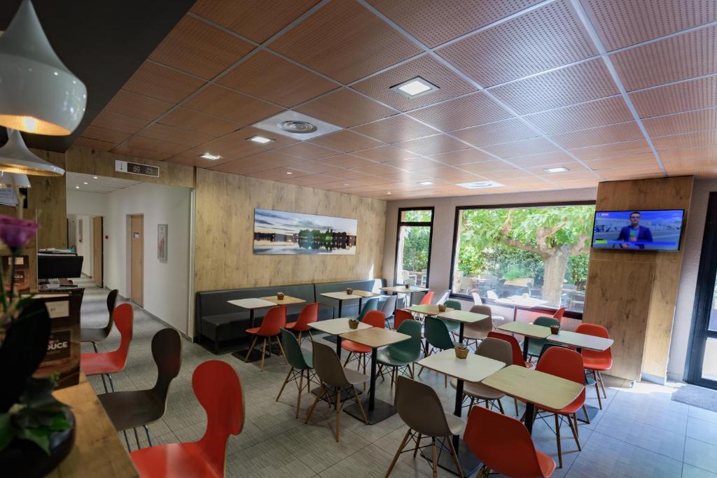 TV a/nebo společenská místnost v ubytování ibis Avignon Centre Pont De L'Europe