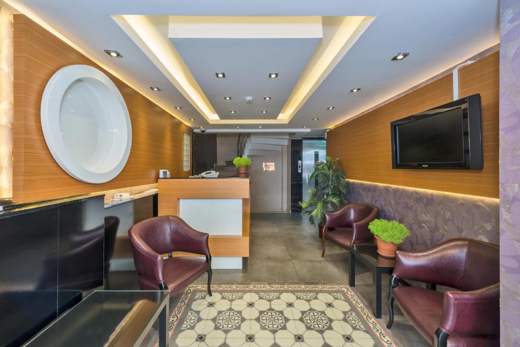 A television and/or entertainment centre at Erbazlar Hotel
